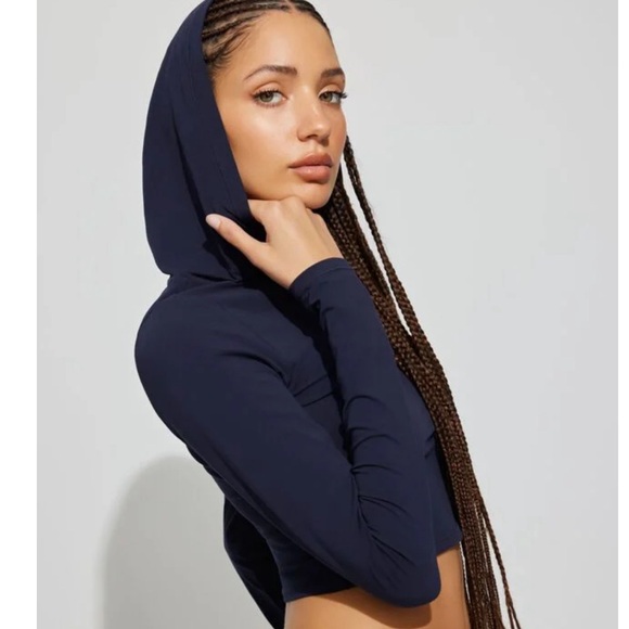 Garage cropped fitted hoodie in black - Picture 4 of 4